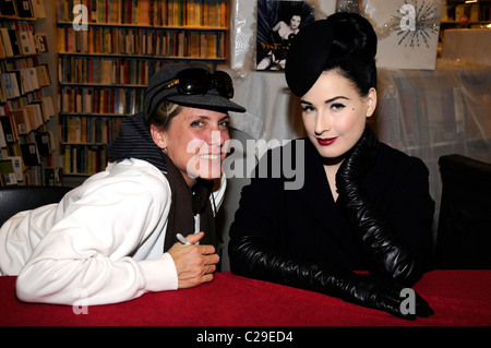 Dita Von Teese unterschreibt Exemplare ihres neuen Buches "Dita Striptease" Samuel Französisch Buchhandlung Los Angeles, Kalifornien - 11.12.09 Stockfoto