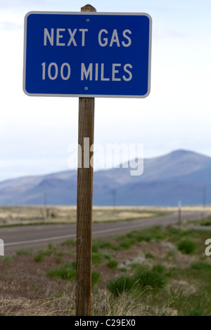 Nächsten Gas 100 Meilen Straßenschild an der Grenze zu Oregon/Nevada in McDermitt, USA.