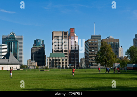 Ansicht der Innenstadt von Montreal mit McGill Universität Fußball-Stadion vor Stockfoto