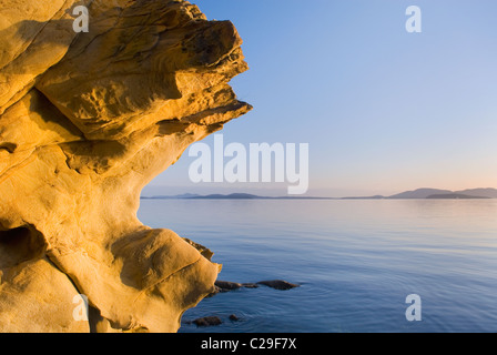 Abendlicht am Sandstein-Formationen der Larrabee State Park Washington. In der Ferne sind die San Juan Islands. Stockfoto