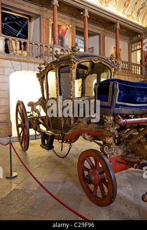 Berlin-Wagen (18. Jh. - Ende)-das Nationale Kutschenmuseum / Museu Nacional Dos Coches, Lissabon, Portugal. Stockfoto