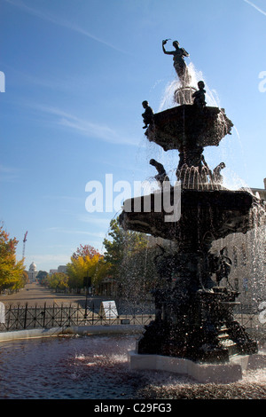 Wasser-Brunnen vor dem Montgomery County Gerichtsgebäude an der Dexter Avenue in Montgomery, Alabama, USA. Stockfoto