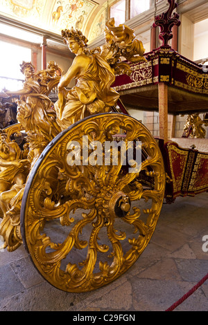 Papst Clement XI Botschaft Coach (der Ozeane), gebaut im Jahre 1716. Das Nationale Kutschenmuseum / Museu Nac. Dos Coches, Lissabon, Portugal. Stockfoto