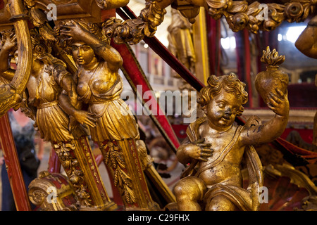 Detail der Papst Clement XI Coach, gebaut im Jahre 1716. Das Nationale Kutschenmuseum / Museu Nacional Dos Coches, Lissabon, Portugal. Stockfoto