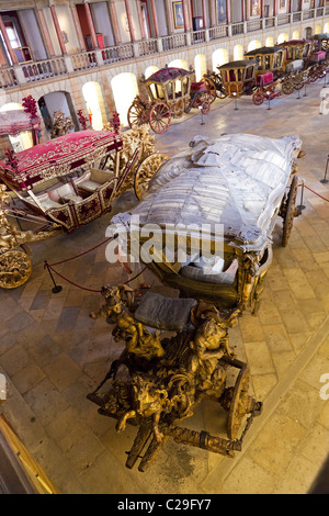 Papst Clement XI Botschaft Coach (des Botschafters), gebaut im Jahre 1716. Das Nationale Kutschenmuseum / Museu Nac Dos Coches, Lissabon, Portugal Stockfoto