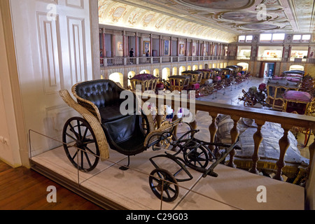 Cabriolet für ein Kind der Flechtweide gemacht. Milord Stil (19. Jh. - Ende). Nationaltrainer Museum Lissabon, Portugal. Stockfoto