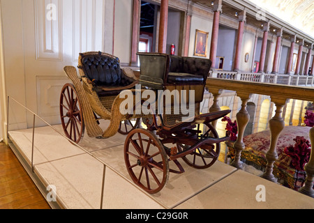 Cabriolet für ein Kind der Flechtweide gemacht. Milord Stil (19. Jh. - Ende). Nationaltrainer Museum Lissabon, Portugal. Stockfoto