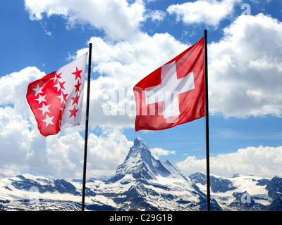 Schweizer Fahne und Flagge des Kantons Wallis fliegen vor Berg Matterhorn-Sortiment Stockfoto