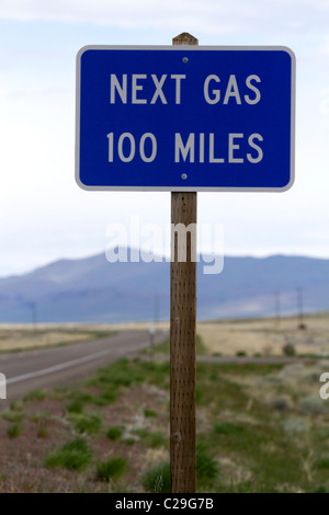 Nächsten Gas 100 Meilen Straßenschild an der Grenze zu Oregon/Nevada in McDermitt, USA.