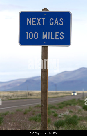 Nächsten Gas 100 Meilen Straßenschild an der Grenze zu Oregon/Nevada in McDermitt, USA.