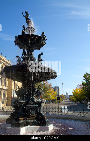 Wasser-Brunnen vor dem Montgomery County Gerichtsgebäude an der Dexter Avenue in Montgomery, Alabama, USA. Stockfoto