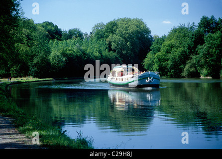 Touristischen Barge Elisabeth auf dem Canal du Nivernais, Region Burgund, Frankreich Stockfoto