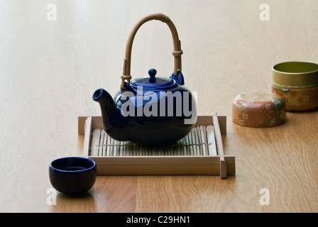 Orientalische Art Teekanne und Tasse auf einem Bambus-Tablett. Stockfoto