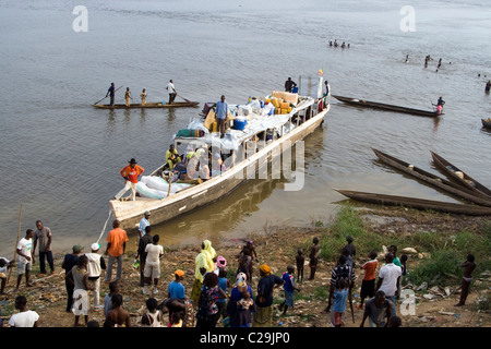 Fähre in den Hafen, Betou, Ubangi Fluß, Republik Kongo Stockfoto
