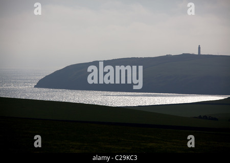 Mull of Galloway, Schottland. Silhouette Fernblick über die irische See und dem Mull of Galloway Leuchtturm. Stockfoto