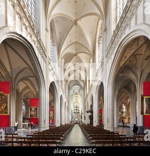 Sehen Sie das Kirchenschiff der Onze-Lieve-Vrouwekathedraal (Kathedrale Notre-Dame), Antwerpen, Belgien Stockfoto