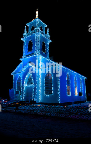 Christ Church im Upper Canada Village beleuchtet für die Weihnachtsferien. Stockfoto