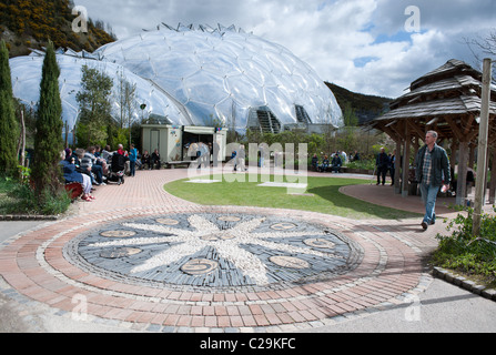 Ein Mosaik design in einen Essbereich außerhalb Eden Project Touristenattraktion & Ökologie-Zentrum, Bodelva, St Austell, Cornwall Stockfoto