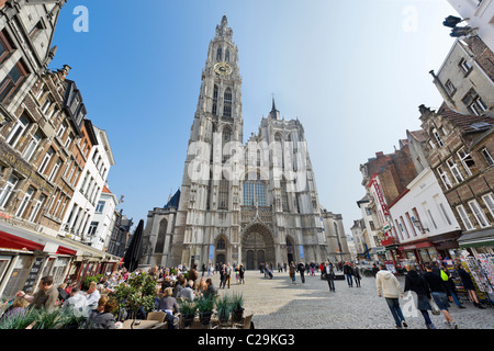 Cafés und Geschäfte auf dem Vorplatz der Onze-Lieve-Vrouwekathedraal (Kathedrale Notre-Dame), Antwerpen, Belgien Stockfoto