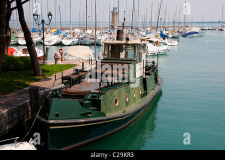 Kleiner Hafen mit Leuchtturm und Boote in Desenzano am Gardasee Stockfoto