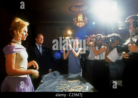 Ein Modell posiert mit Schmuck von Harry Winston und Co. Juweliere bei einer Werbeveranstaltung in New York im Jahre 1988 geliefert. Stockfoto