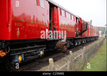 Alte Royal Mail Post sortieren Trainer mit e-mail Tasche heraus hängen für Drop off Great Central Railway, Loughborough University, England Großbritannien Stockfoto