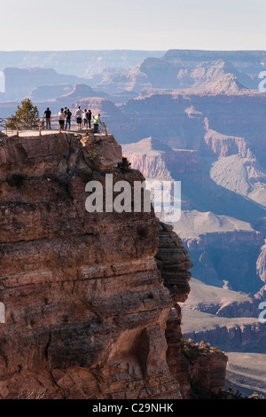 Touristen genießen Sie den Blick über den Grand Canyon am Mather Point. Grand-Canyon-Nationalpark. Arizona, USA. Stockfoto