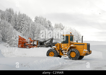 Beseitigung von Schnee von der Straße im winter Stockfoto