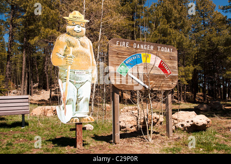 Smokey Bear Brand Gefahrenzeichen. Clints nun, Coconino National Forest, Arizona, Vereinigte Staaten von Amerika. Stockfoto