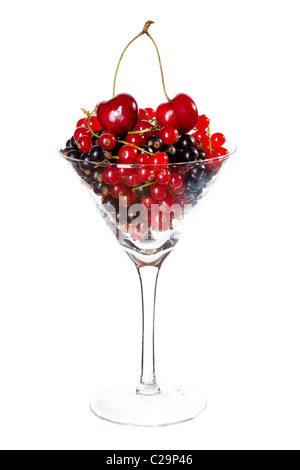 Rote und schwarze Johannisbeeren in Glas isoliert auf weiss Stockfoto