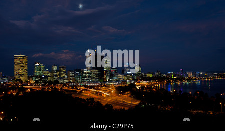 Die Stadt Perth bei Nacht von Kings park Western Australia. Stockfoto