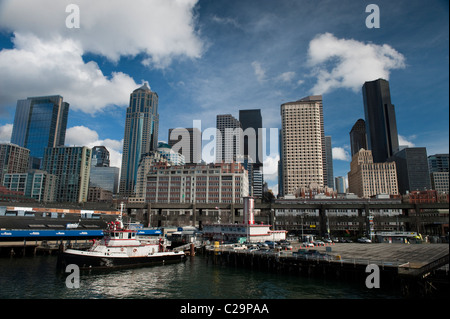 Die Innenstadt von Seattle, Washington Waterfront und Skyline von Coleman Ferry Dock auf Alaska Weg genommen. Stockfoto