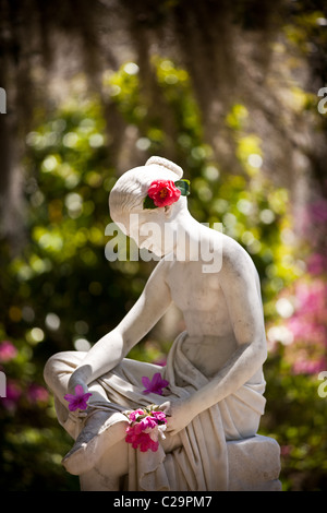 Waldnymphe Statue bei Middleton Place Plantation in Charleston, SC.. Middleton Place Garten ist der älteste Gartenanlage in den USA Stockfoto