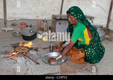 Ländliche Indianerin Kochen Stockfoto