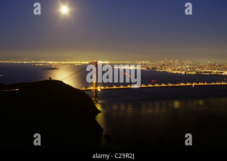 San Francisco, Kalifornien. Vollmond steigt über der Bucht von San Francisco und die Golden Gate Bridge. ca. 2000 © Bob Kreisel Stockfoto