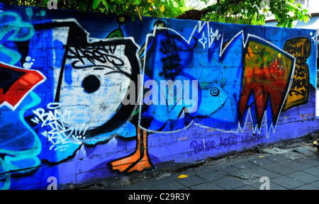 Graffiti an der Wand, Expressionismus und soziale messaging, seltsame und bizarre Kunst, Bangkok, thailand Stockfoto