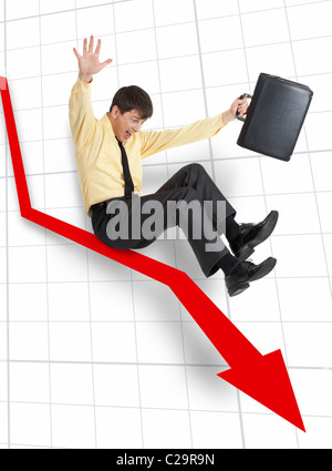 Ein Geschäftsmann auf einem Pfeil nach unten bewegen und schreien Stockfoto