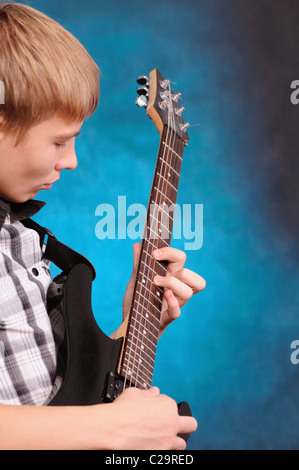 Der Gitarrist spielt auf einer Gitarre Closeup Aufnahmen Stockfoto