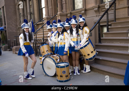 Catholic Girls High School marching Band bereit, an der 2011 Griechisch Independence Day Parade in New York City zu marschieren Stockfoto