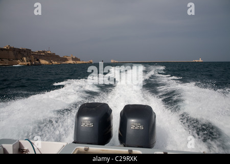 Ein Speed-Boot mit zwei Yamaha 225 Außenbord Motoren schaffen eine Totenwache hinter dem Boot. Stockfoto