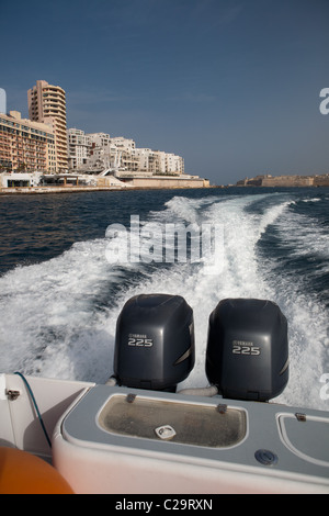 Ein Speed-Boot mit zwei Yamaha 225 Außenbord Motoren schaffen eine Totenwache hinter dem Boot. Stockfoto