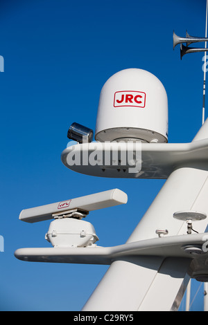 Ein Mast auf einem Luxus-Motoryacht mit Radar und Satelliten-Kommunikation-Antennen Stockfoto