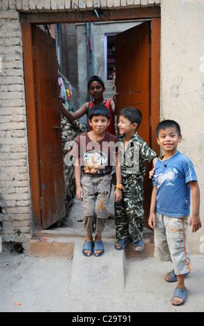 Nepalesen Jungs, die Nepalesen Leben in Kathmandu, Kathmandu Straße leben, Nepal Stockfoto