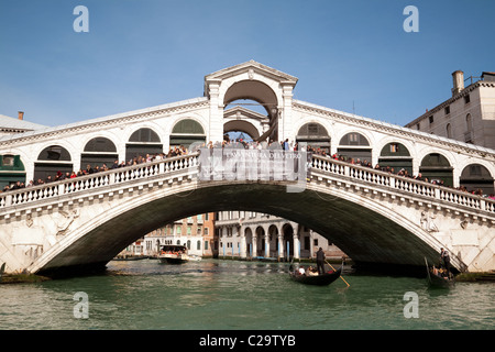 Eine Gondel unterquert die Rialto-Brücke, Canale Grande, Venedig, Italien Stockfoto