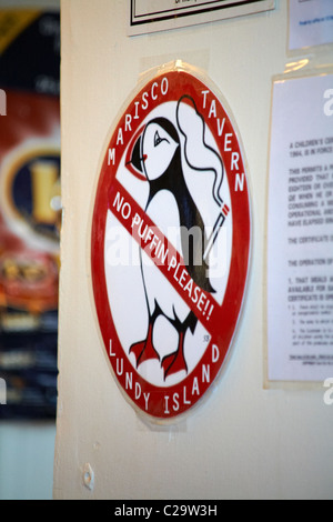 Keine Papageientaucher Bitte melden Sie sich an Mariscos" Taverne auf Lundy Island, Devon, England UK im März - alternative no smoking sign Stockfoto