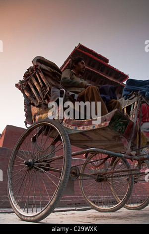 Rikschas (oder Rikschas) am Durbar Square. Kathmandu. Nepal, Asien Stockfoto