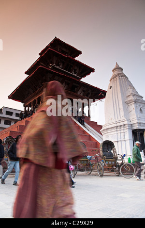 Frau im traditionellen nepalesischen Kleidung Wandern in Durbar Square. Kathmandu, Nepal Stockfoto