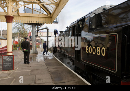 Britische Schiene Standard Class 4 Lokomotive, Nr. 80080 bei der East Lancs Bahn Haltestelle Ramsbottom, Lancashire, UK Stockfoto