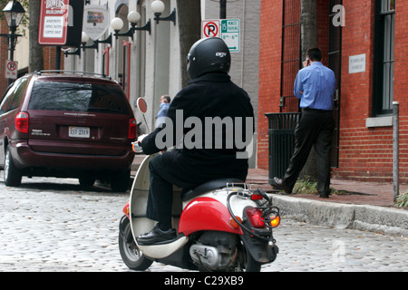 Mann auf einem Roller durch Richmond, Virginia Stockfoto