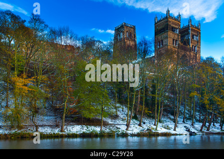 England, Grafschaft Durham, Durham City. Kathedrale von Durham, oberhalb von Schnee bedeckten Ufer des Flusses Wear. Stockfoto